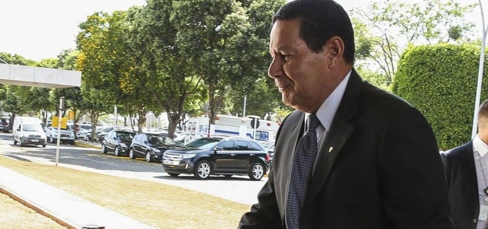 ‘É preciso baixar as tensões’, diz Mourão sobre cenário político durante evento em Salvador