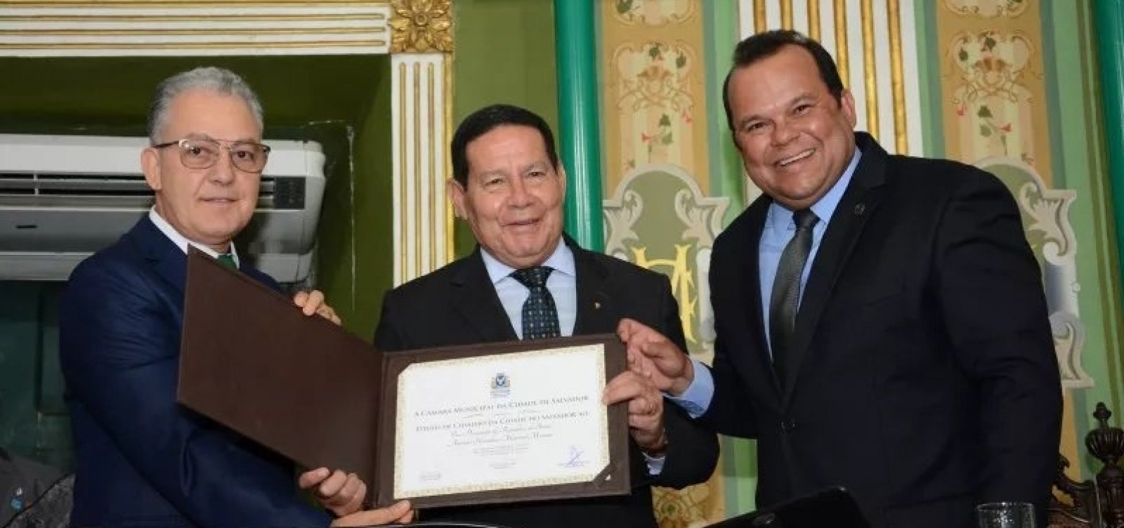 Vice-presidente Mourão recebe título de Cidadão Soteropolitano