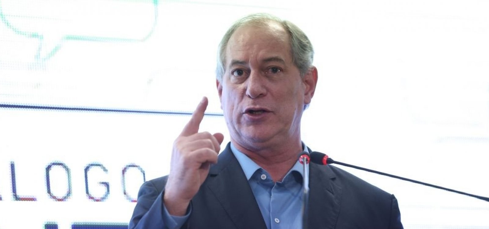 Ciro volta a criticar Lula e diz que petista encantador de