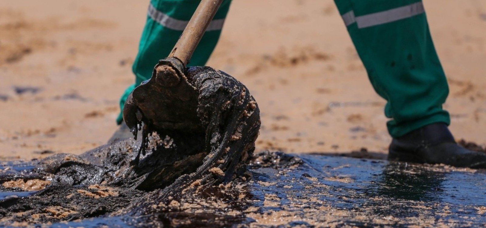 Novas manchas de óleo aparecem em praia de Cairu, no sul da Bahia