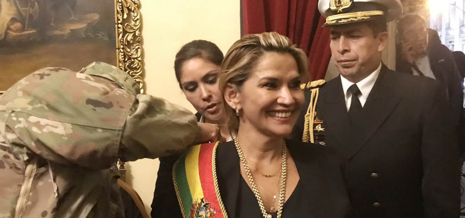 Presidente interina se aproxima de militares na Bolívia