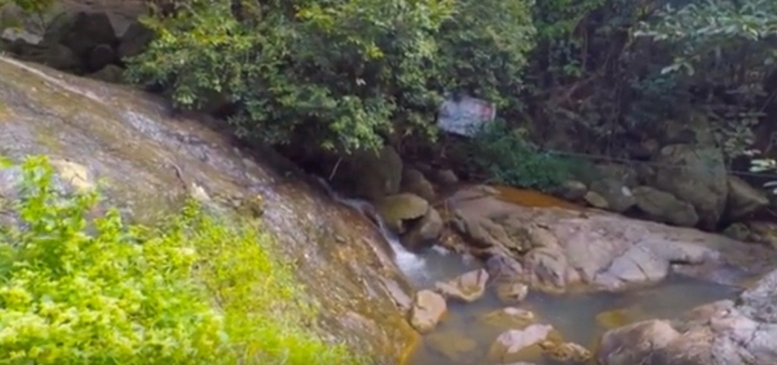 Turista francês morre ao fazer selfie em cascata na Tailândia