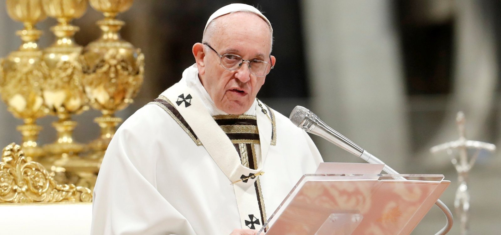 Papa compara a Hitler políticos que discursam contra gays, judeus e ciganos