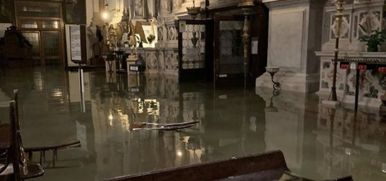 Maré alta volta a inundar Veneza