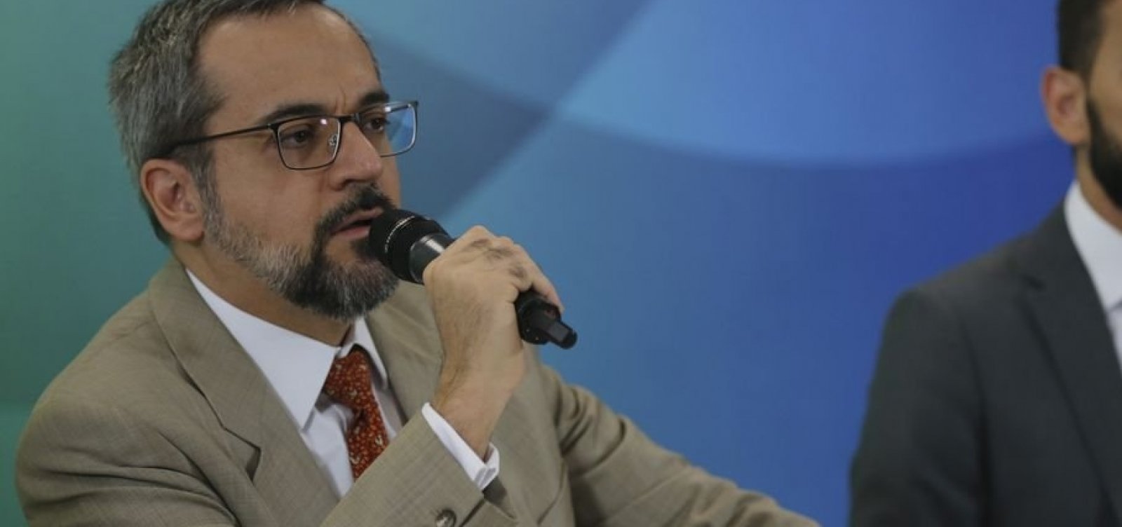 Abraham Weintraub ataca família e aparência de internautas no Twitter