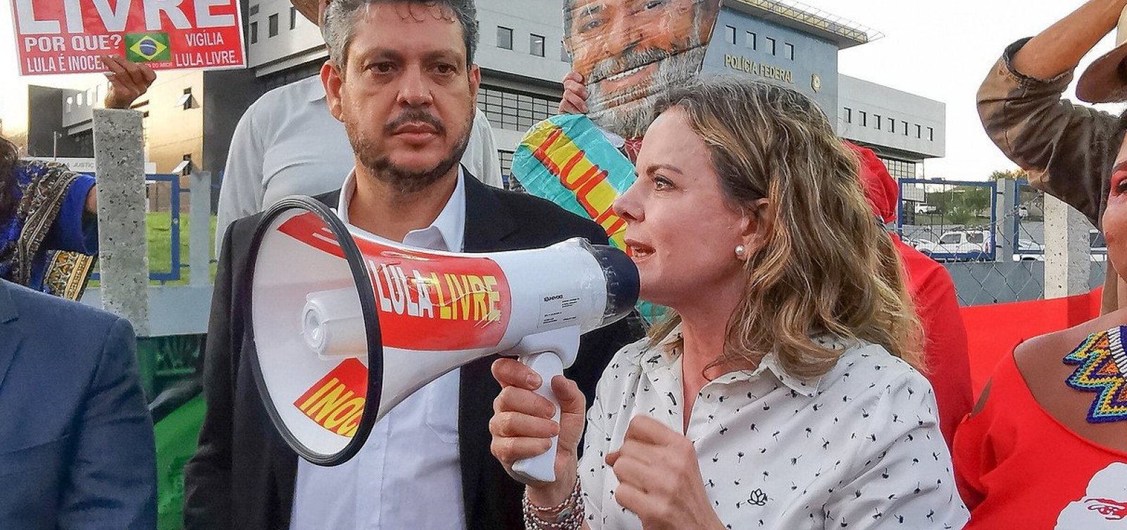 Gleisi acena a siglas de esquerda e diz que Lula não fechou portas para alianças