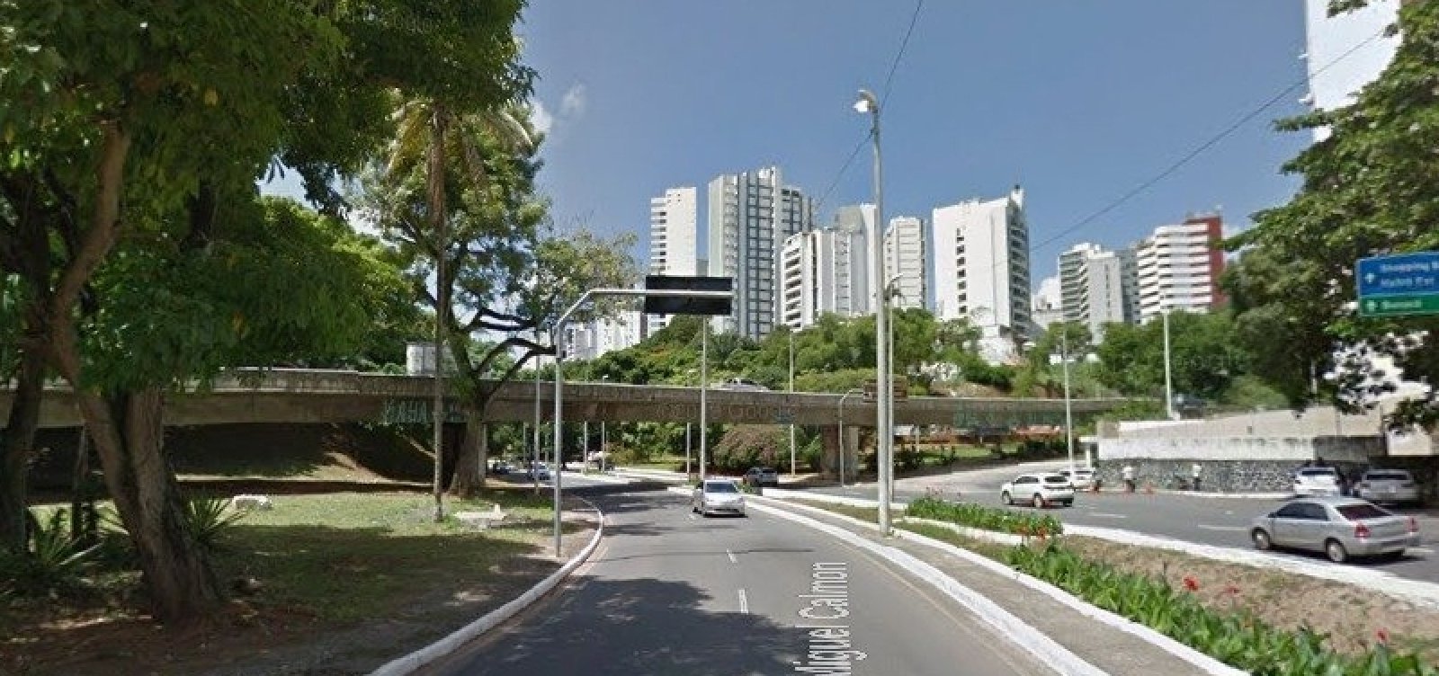 Carro capota, derrama óleo em pista e deixa feridos no Vale do Canela