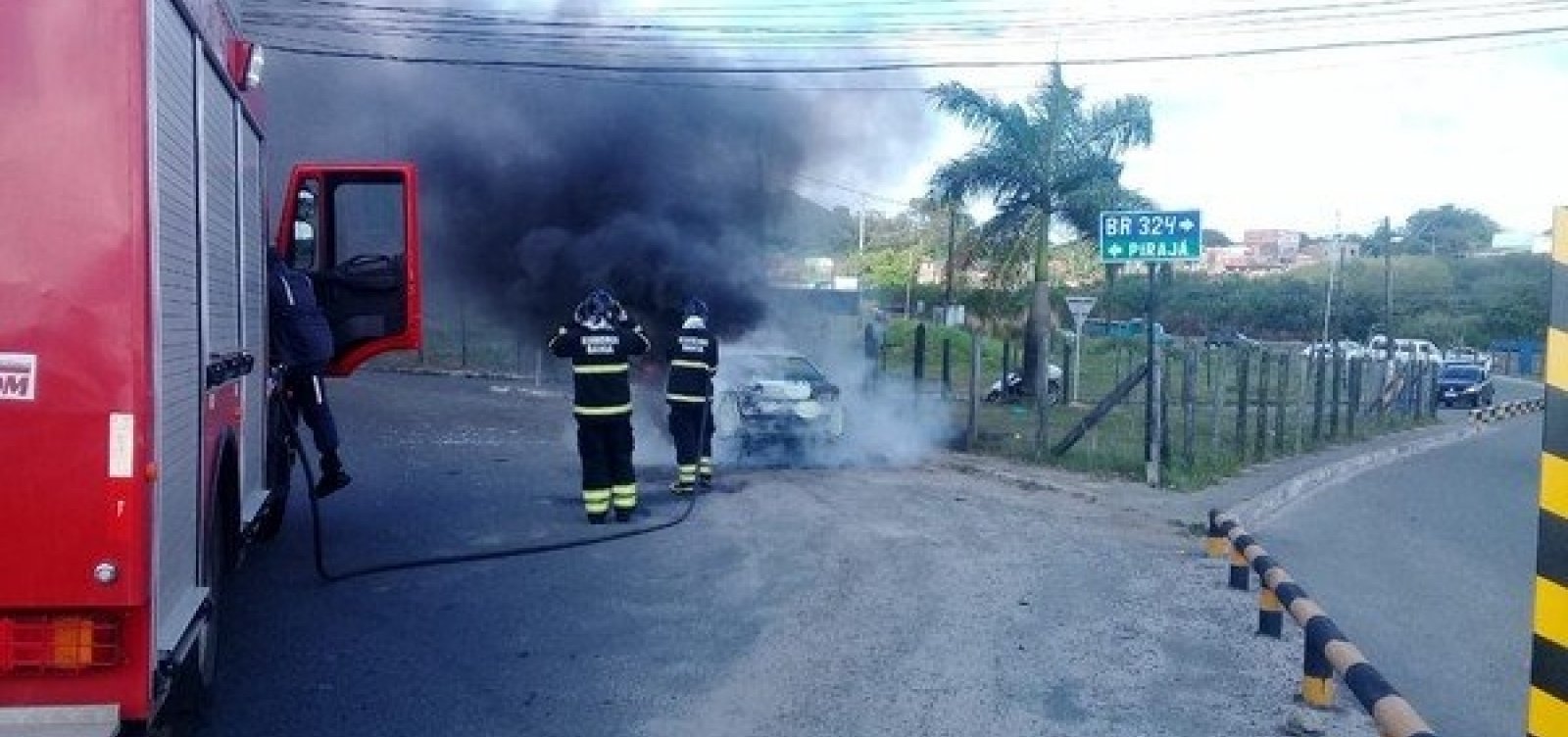 Carro pega fogo em Porto Seco Pirajá