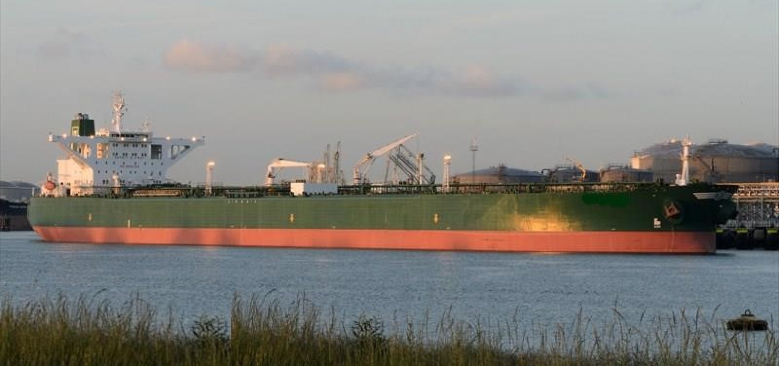 Navio identificado pela Ufal não foi responsável por óleo na costa, diz Marinha