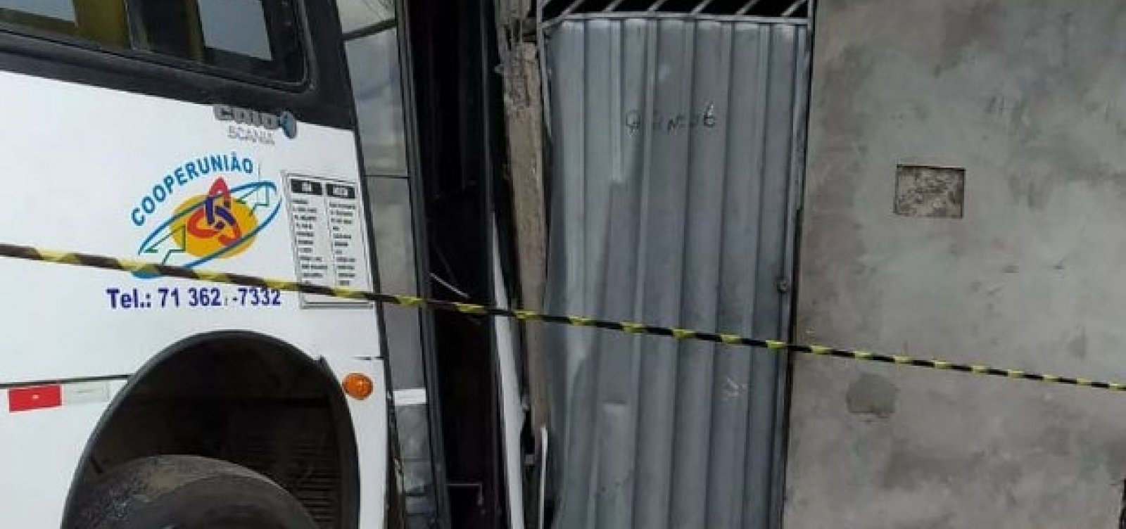 Ônibus desgovernado invade casas e imóveis são interditados em Camaçari
