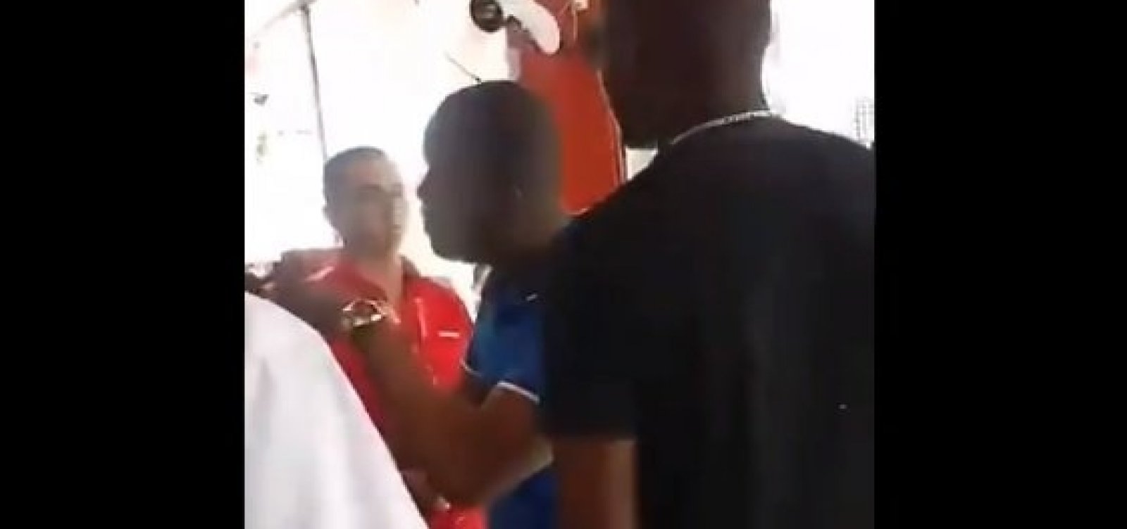 Vídeo: Pai acusa funcionário da Le Biscuit de injúria racial em Cruz das Almas