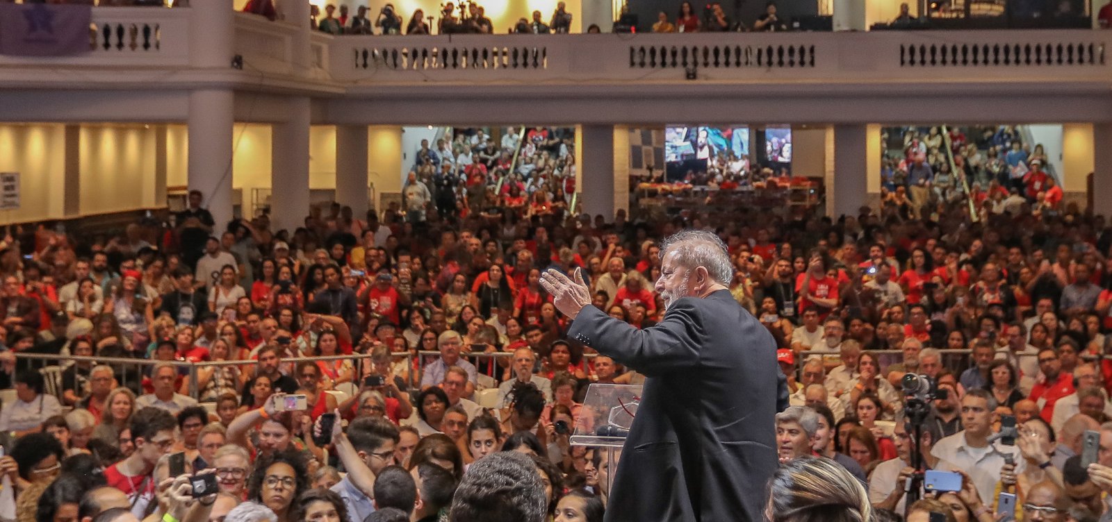 Em Congresso do PT, Lula defende polarização e rejeita equiparação a Bolsonaro