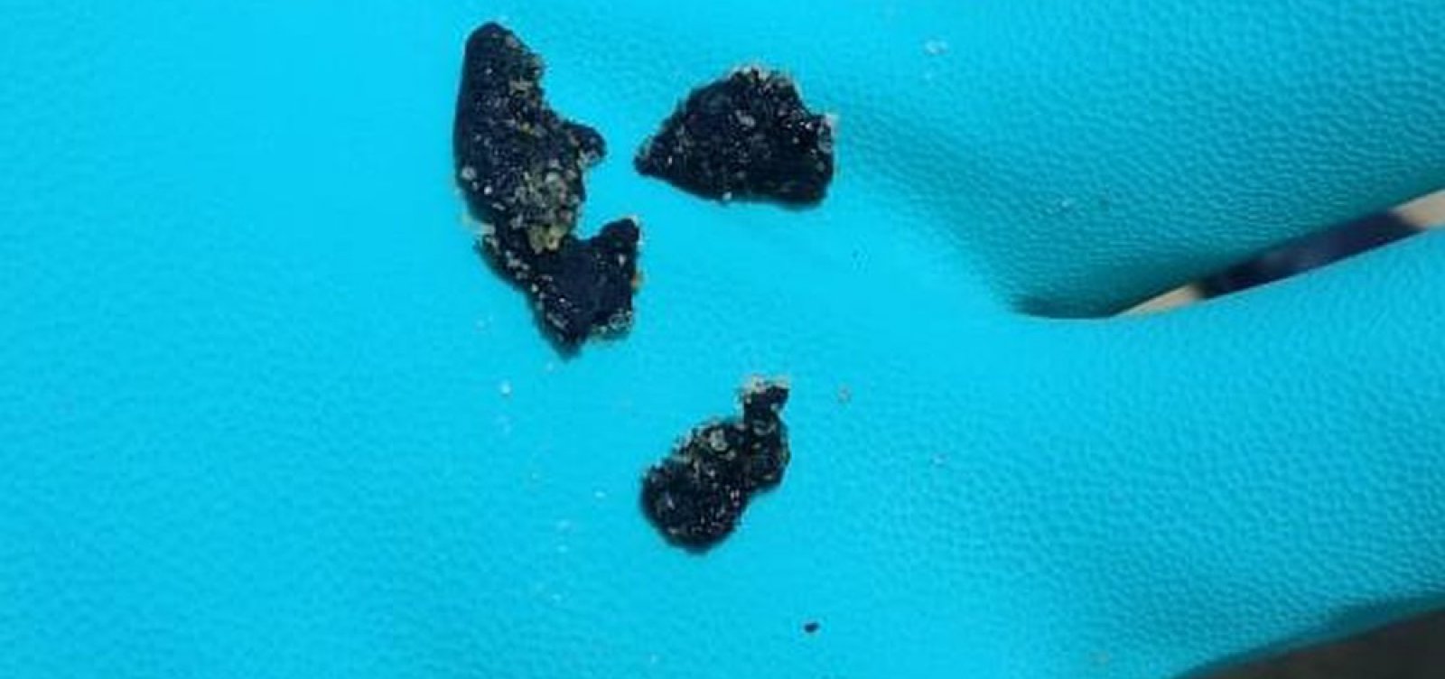 Fragmentos de óleo chegam em praia do Rio de Janeiro