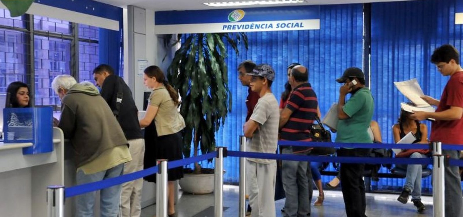 Aposentados do INSS começam a receber parcela do 13º nesta segunda (25)