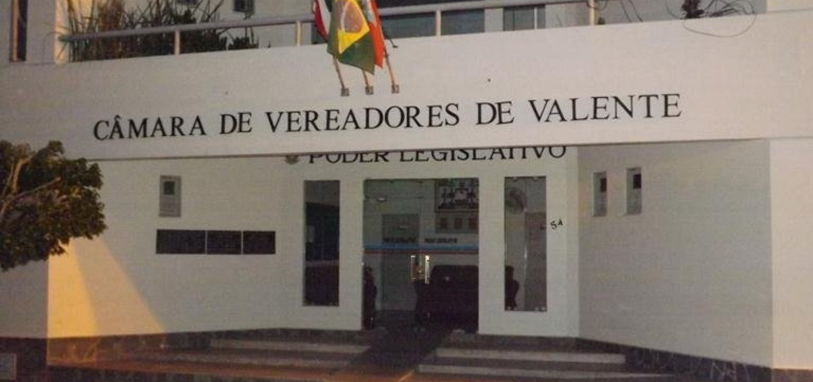Vereador de Valente é baleado dentro de carro com filho