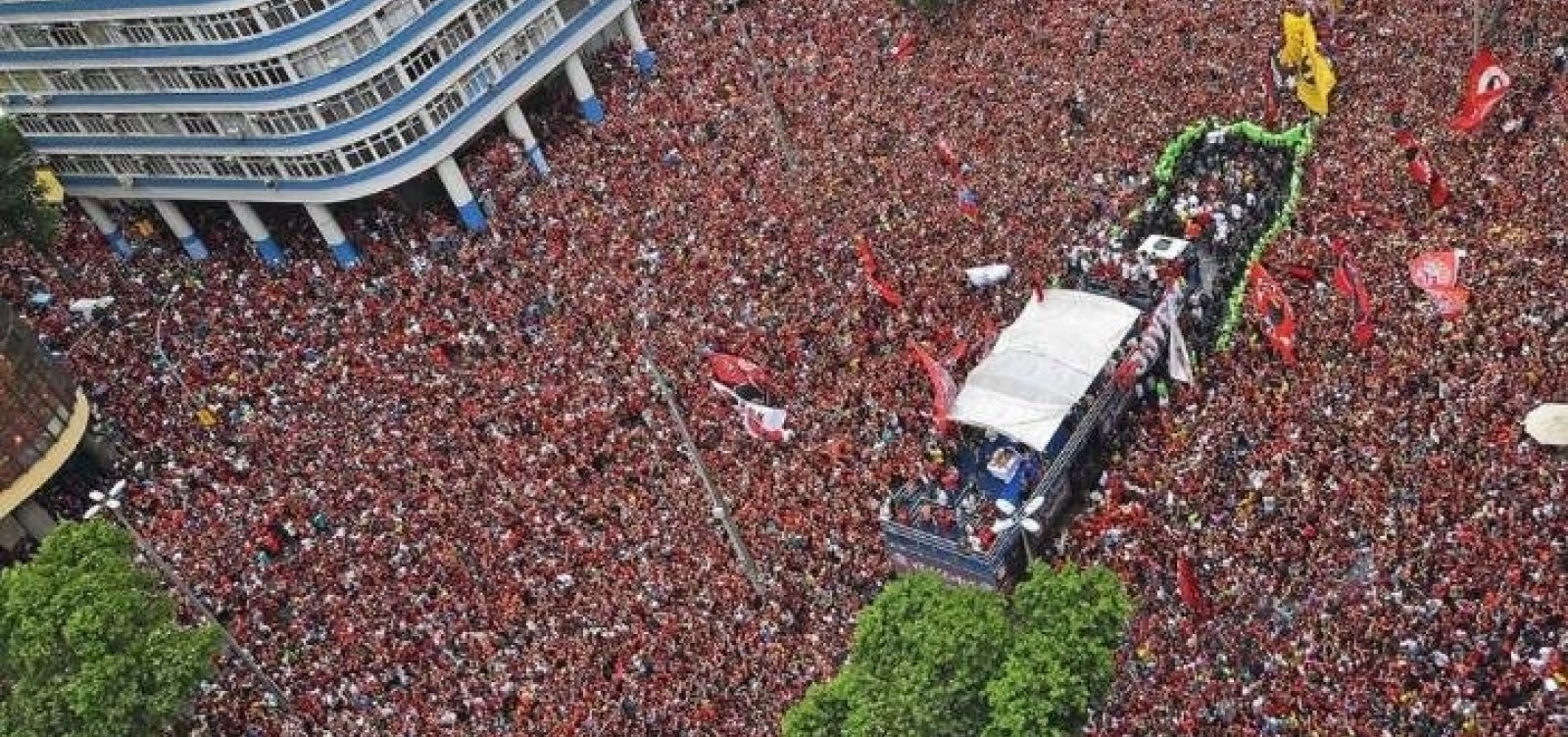 Torcida do Flamengo ocupa Centro do Rio para receber campeões e pede: "Fica, Gabigol"