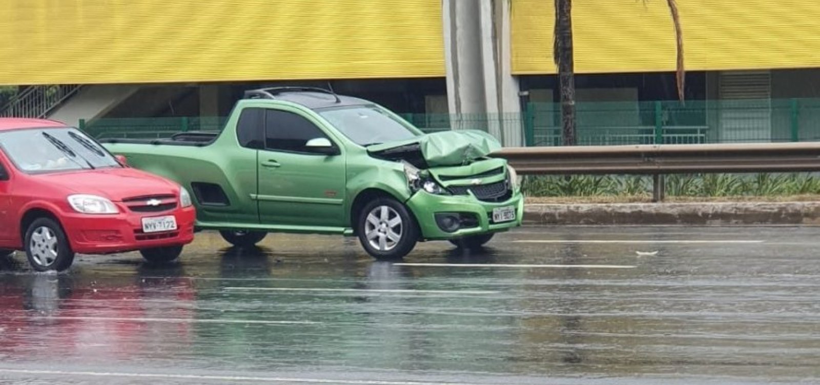 Três carros colidem na Avenida Paralela