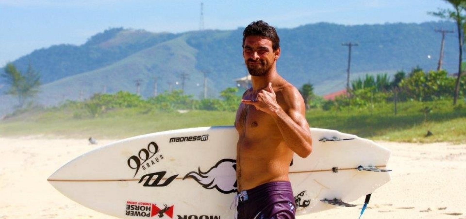 Surfista bicampeão brasileiro morre afogado após mal-estar durante competição