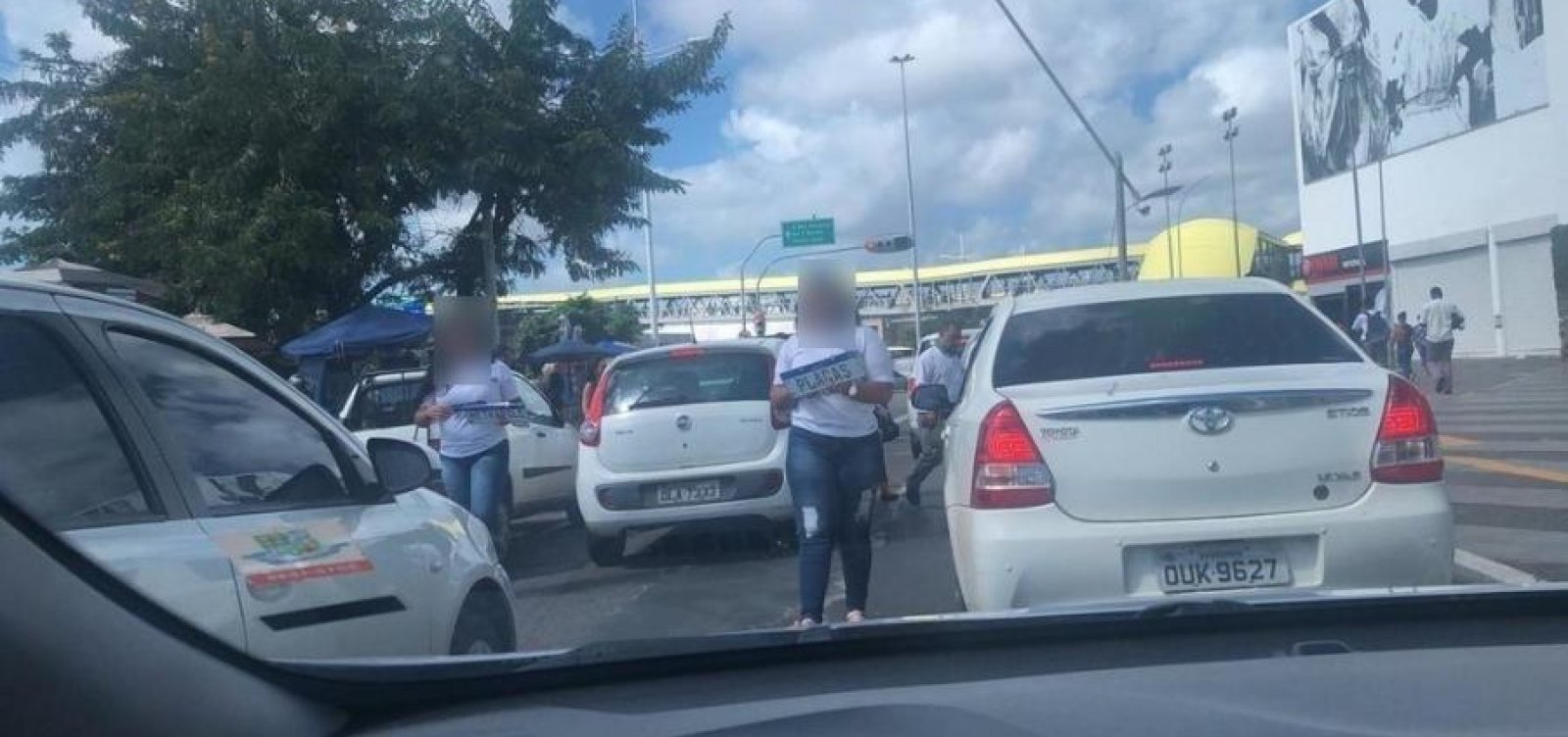 Placa Mercosul: segurança falha gera clonagens e venda no meio da rua em Salvador