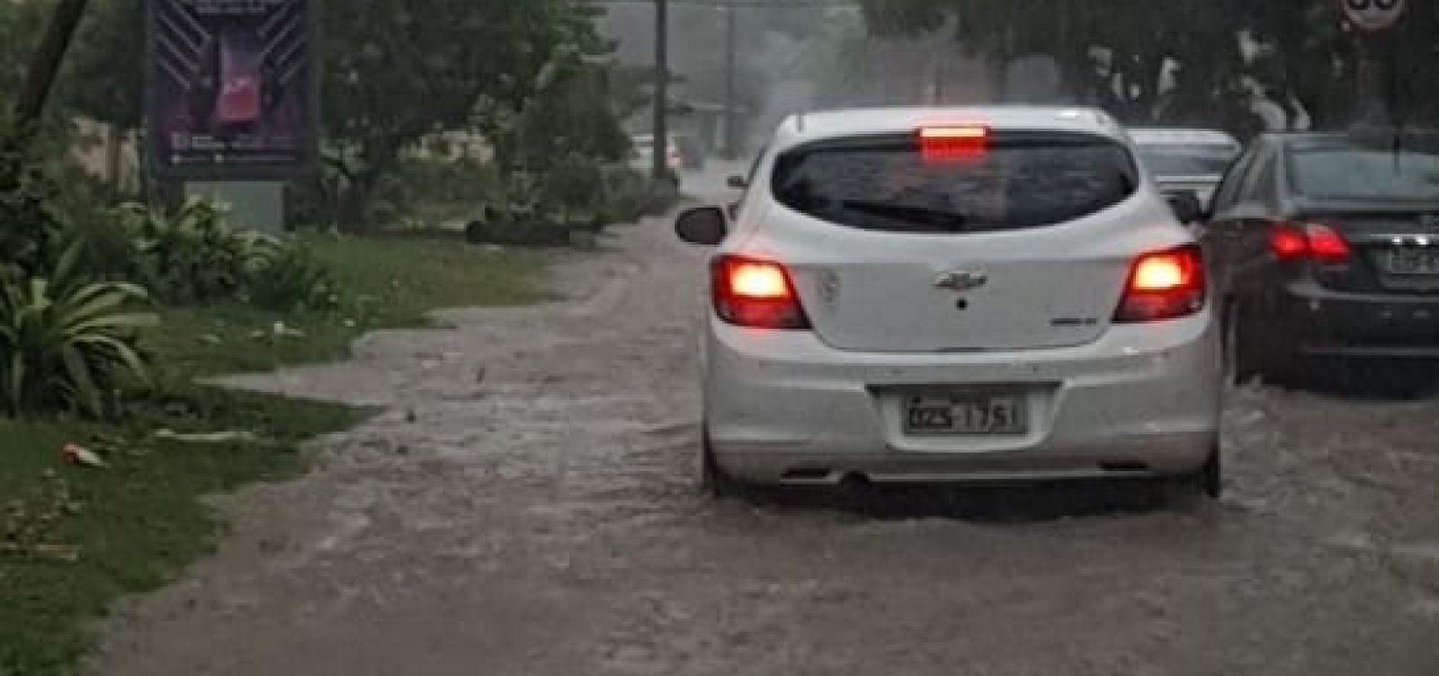 Vídeo: chuva causa alagamento no Costa Azul