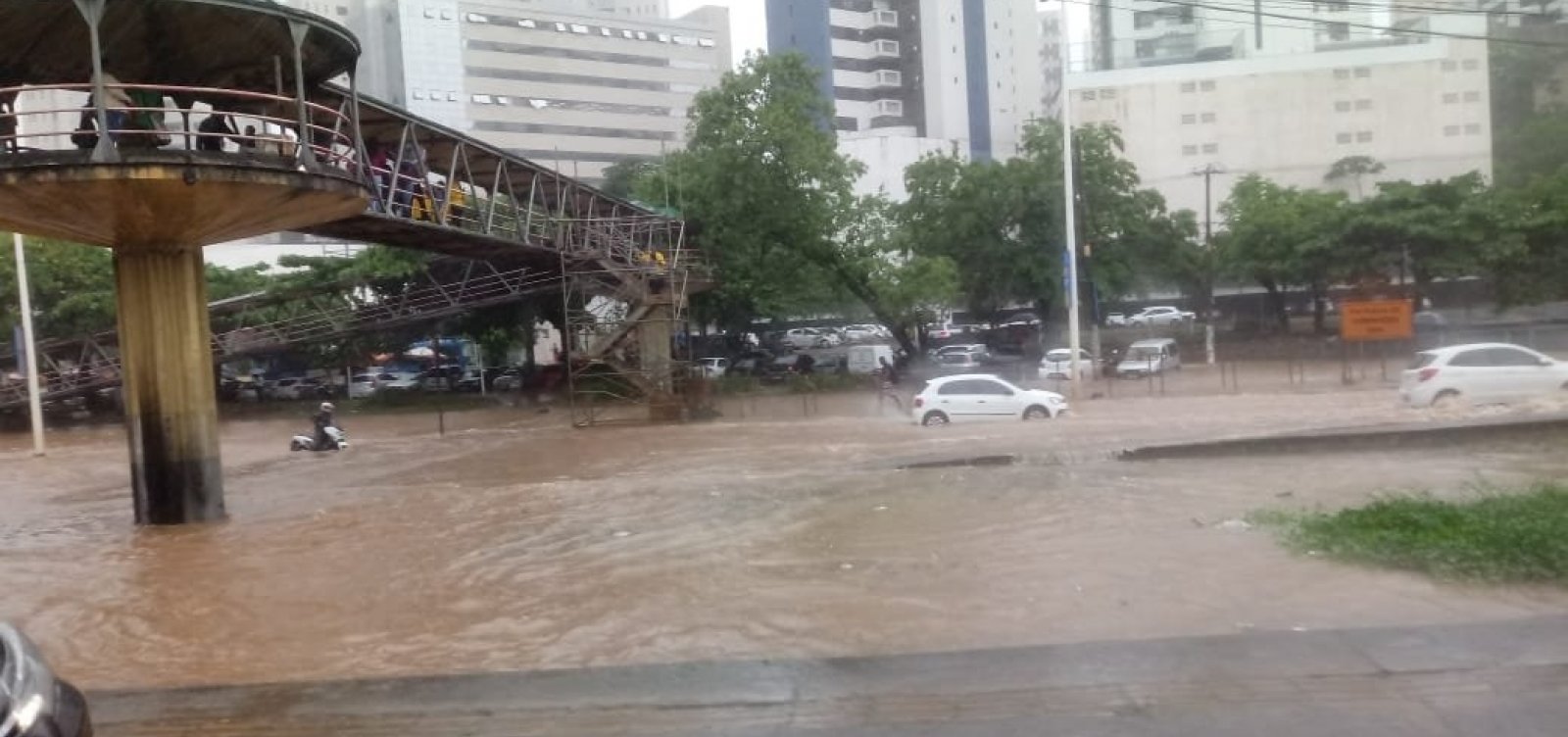 Chuva em Salvador: motoristas enfrentam alagamentos e Codesal registra quase 40 ocorrências
