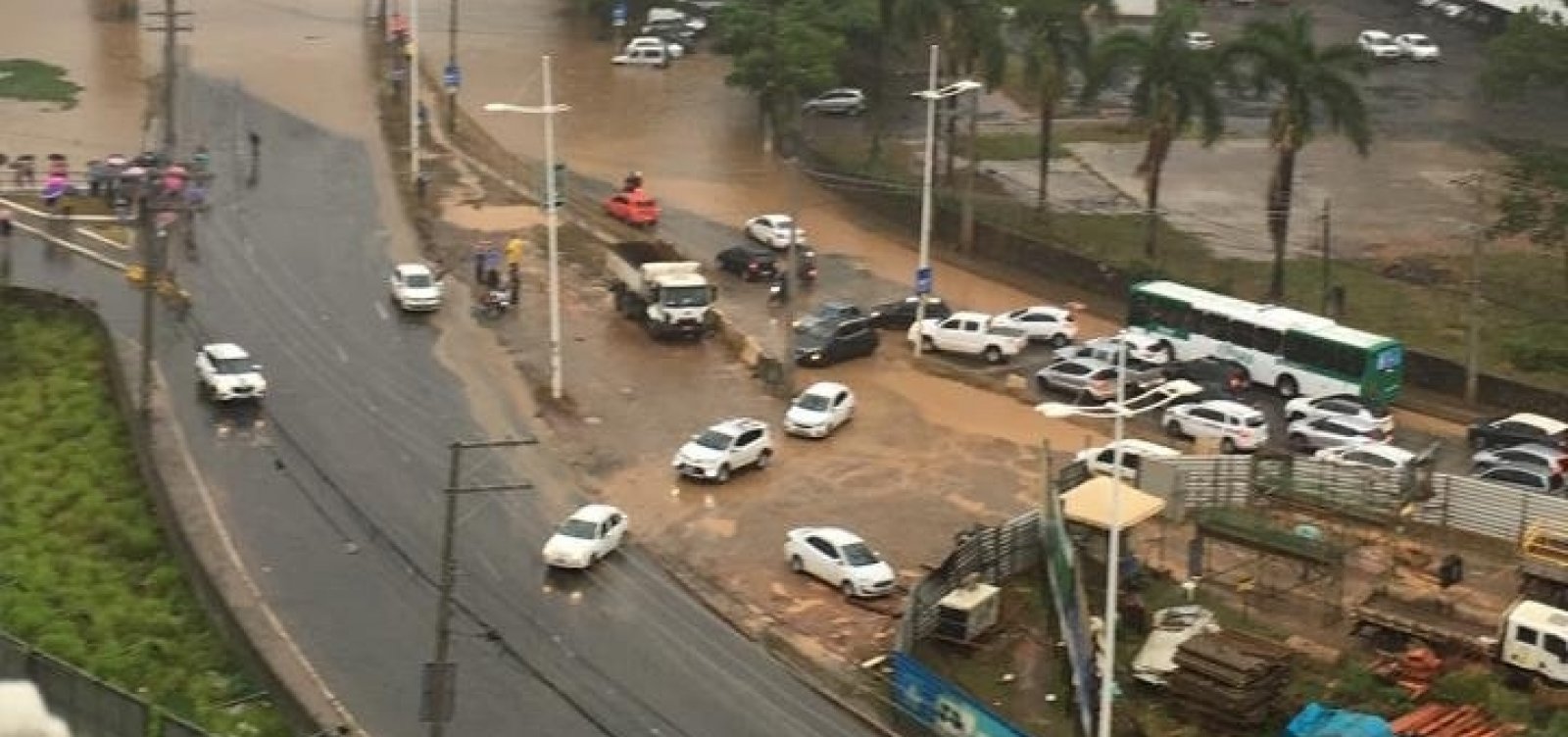 Avenida ACM fica alagada após chuva em Salvador; veja vídeo