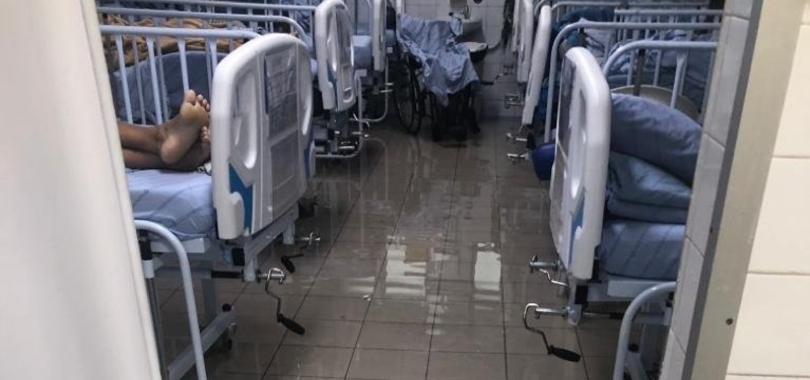 Enfermaria do hospital Irmã Dulce fica inundada após chuva em Salvador; veja vídeo
