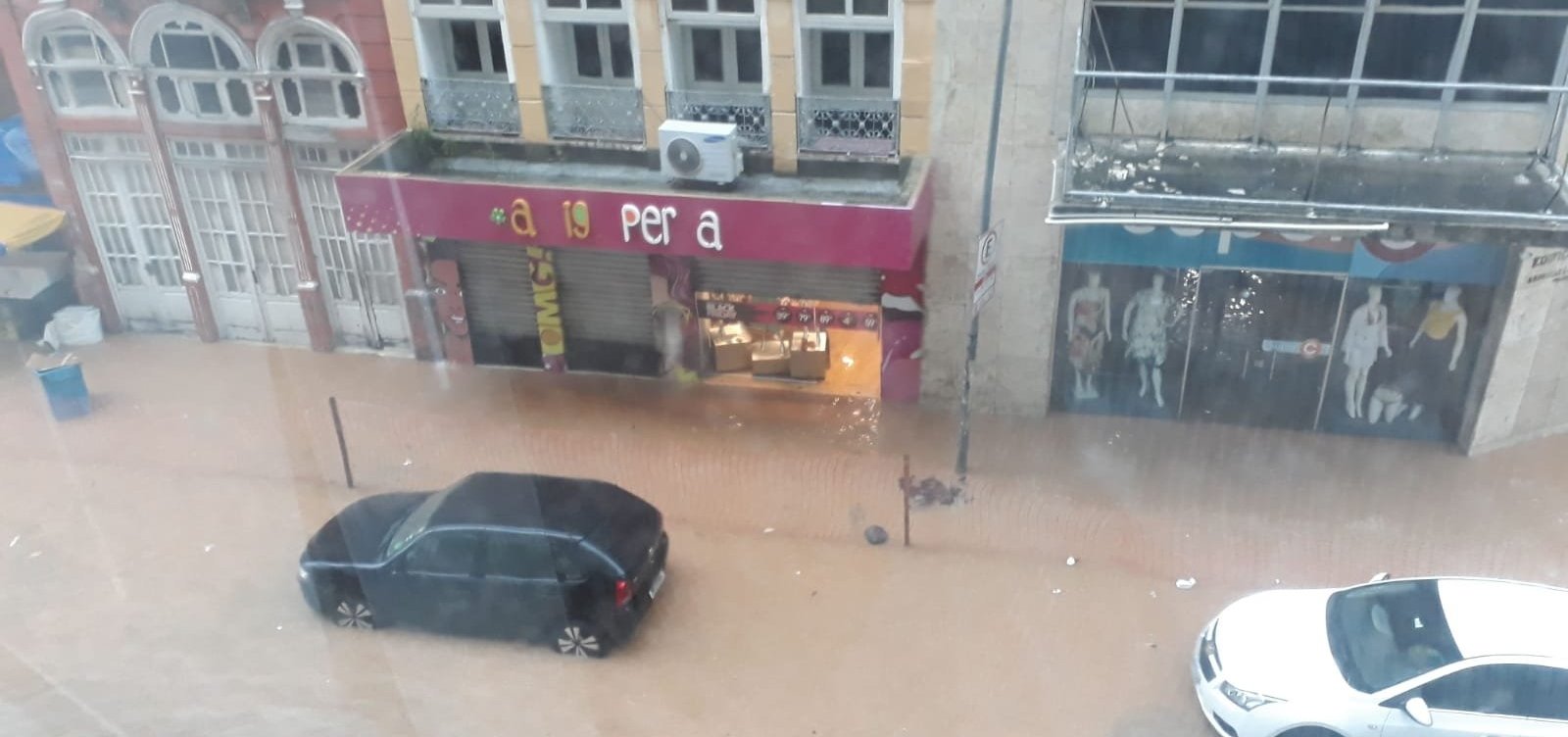 Chuvas invadem lojas do Comércio, em Salvador