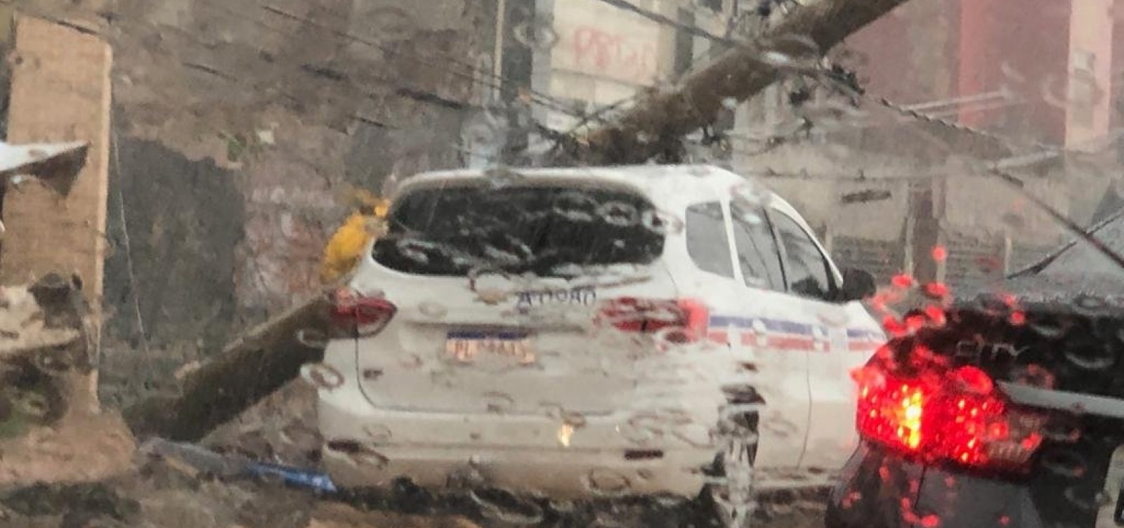 Chuva em Salvador: muro desaba e poste atinge táxi na Avenida Amaralina