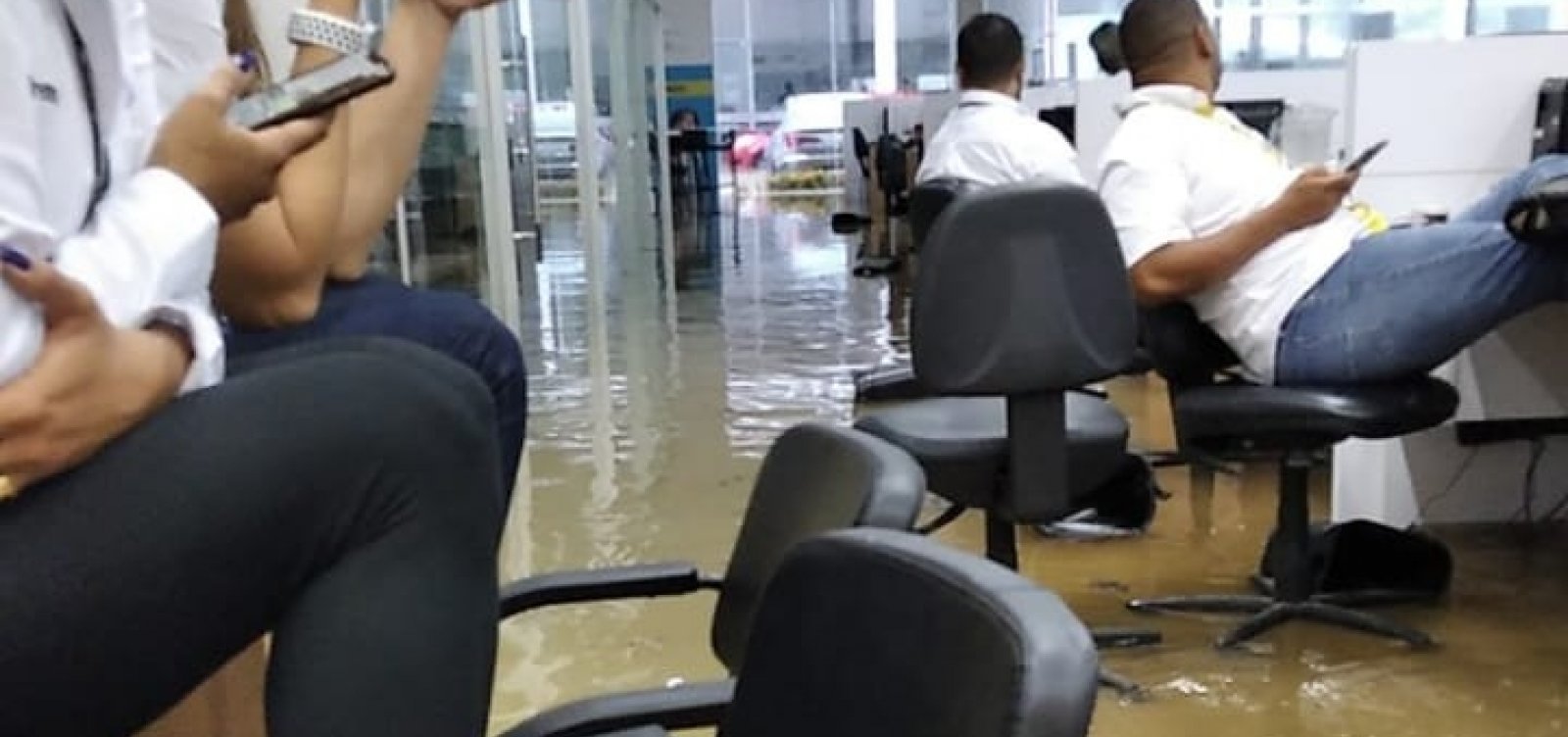 Concessionária é invadida pela água da chuva em Salvador; veja vídeo