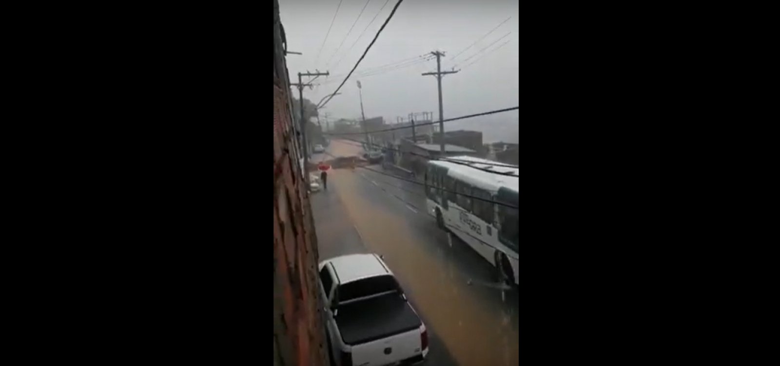 Trecho da Ladeira do Cacau cede com fortes chuvas em Salvador