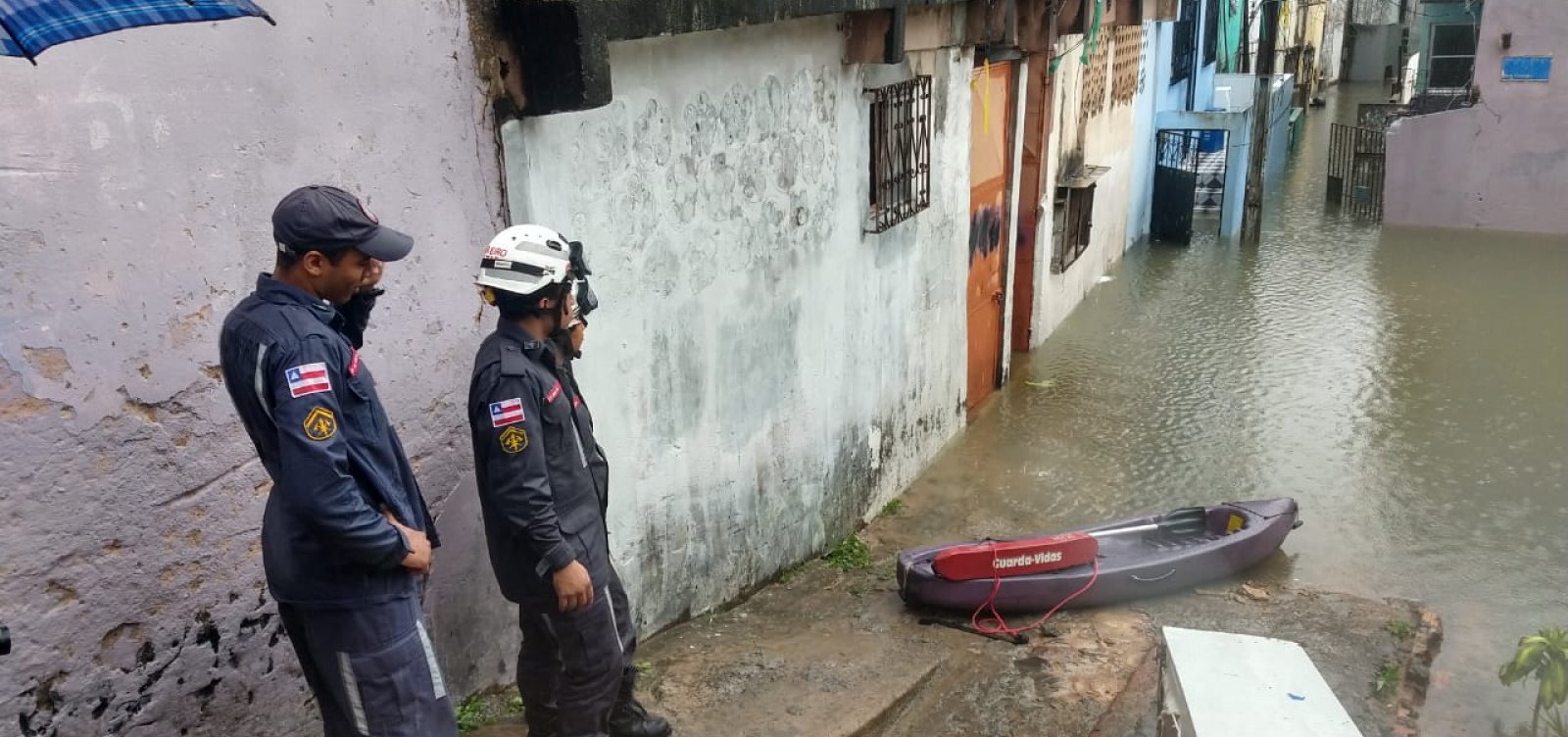 Chuva em Salvador: bombeiros resgatam moradores ilhados em casas na Baixa dos Sapateiros