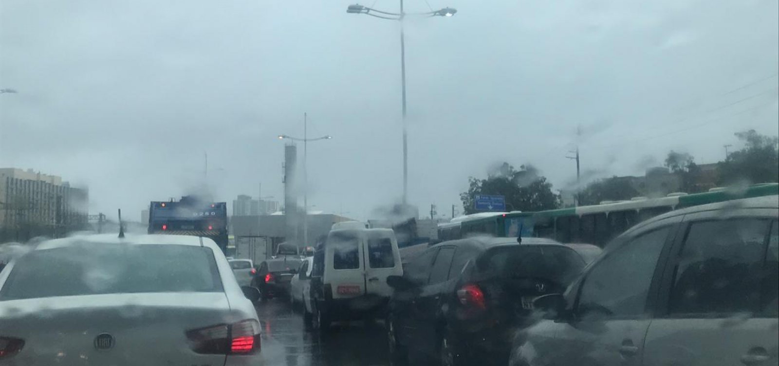 Chuvas que atingem Salvador continuarão até quinta-feira