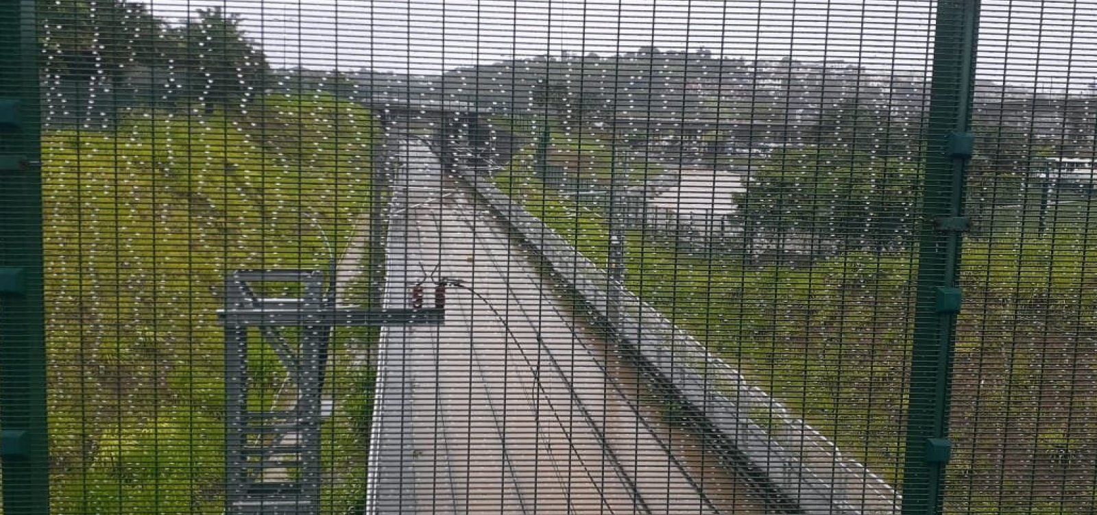 Linha do metrô fica alagada com chuvas em Salvador