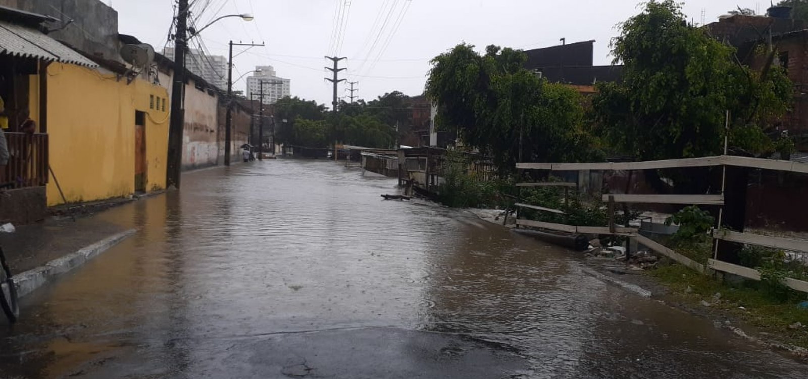 Forte chuva faz córrego transbordar no Imbuí veja vídeo Metro 1