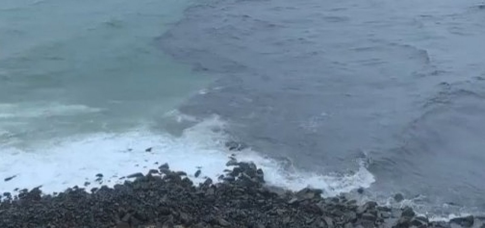 Dilúvio em Salvador faz mancha de esgoto aparecer em mar do Rio Vermelho; veja vídeo