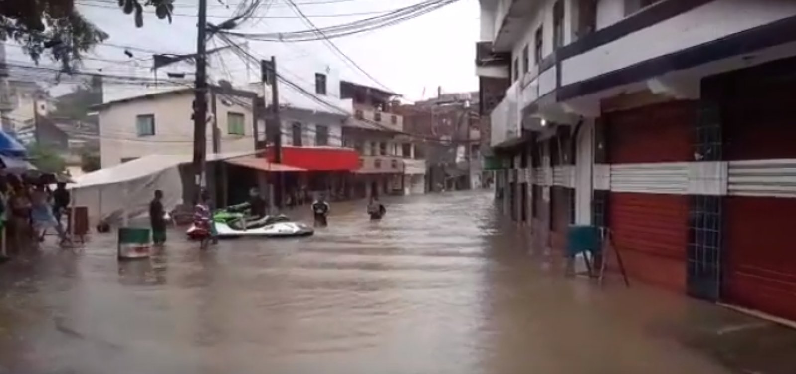 Morador usa jet-ski durante alagamento no Imbuí; veja vídeo