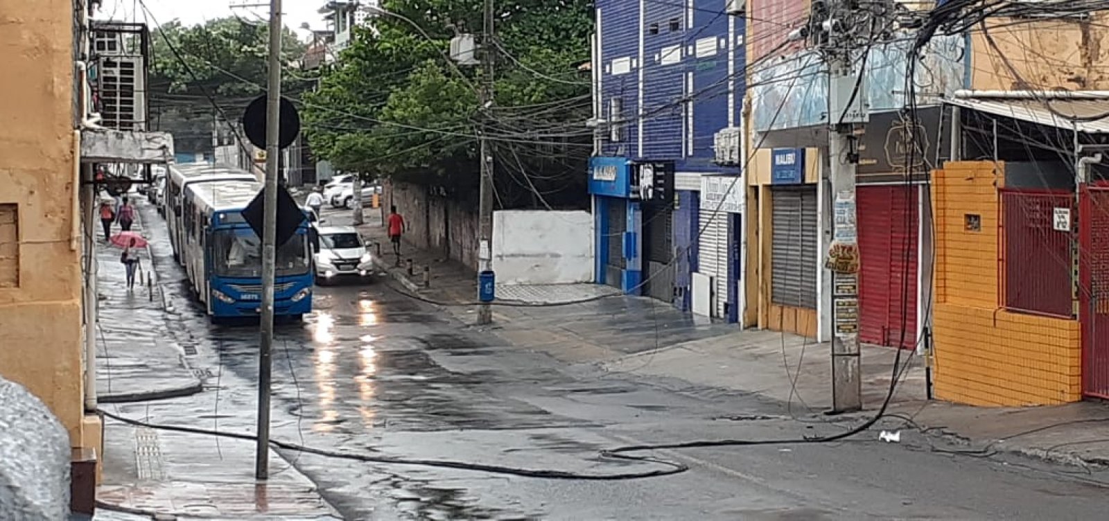 Veja vídeo: Ventos fortes derrubam fiação na Boca do Rio; ônibus não circulam
