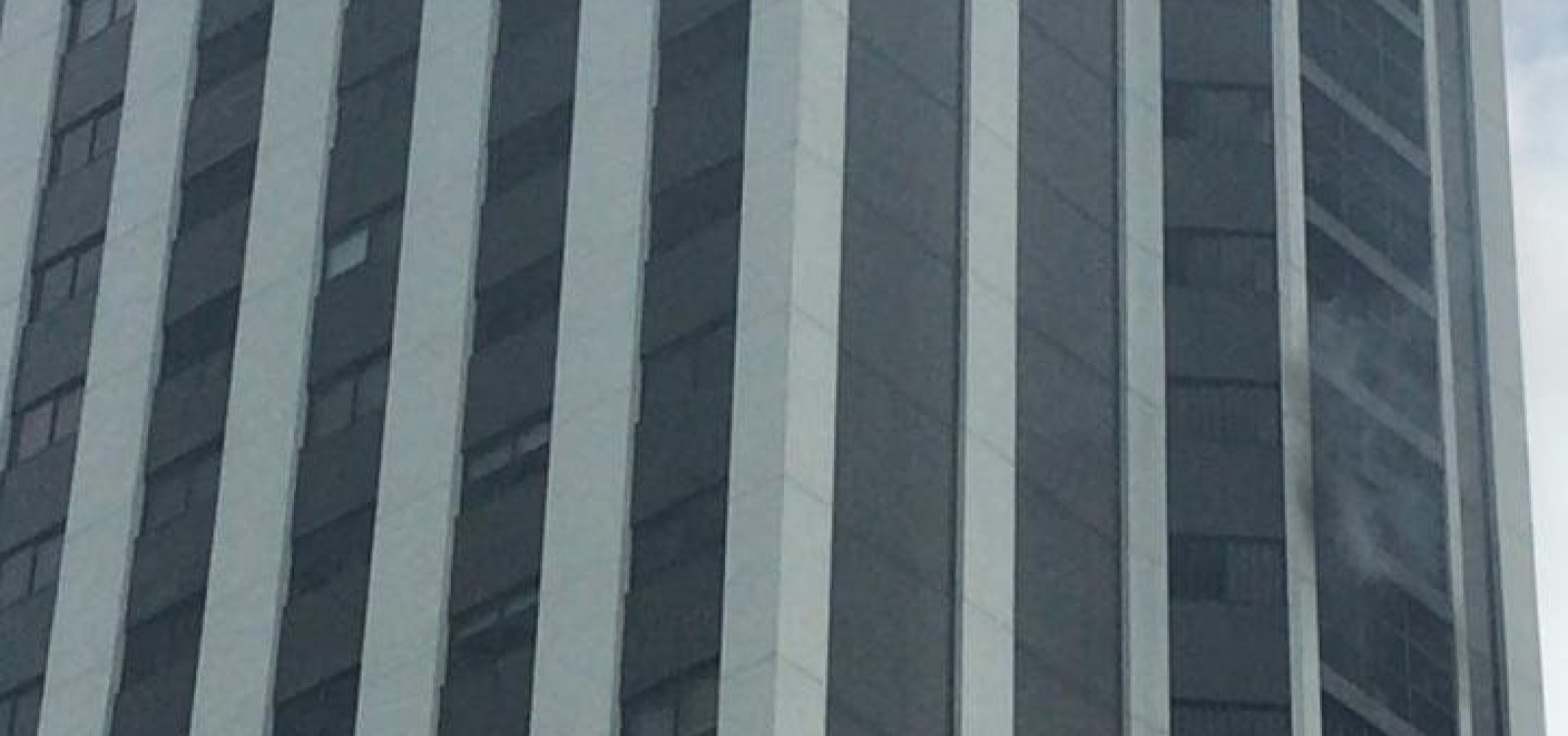 Bombeiros debelam incêndio em prédio na Av. Garibaldi