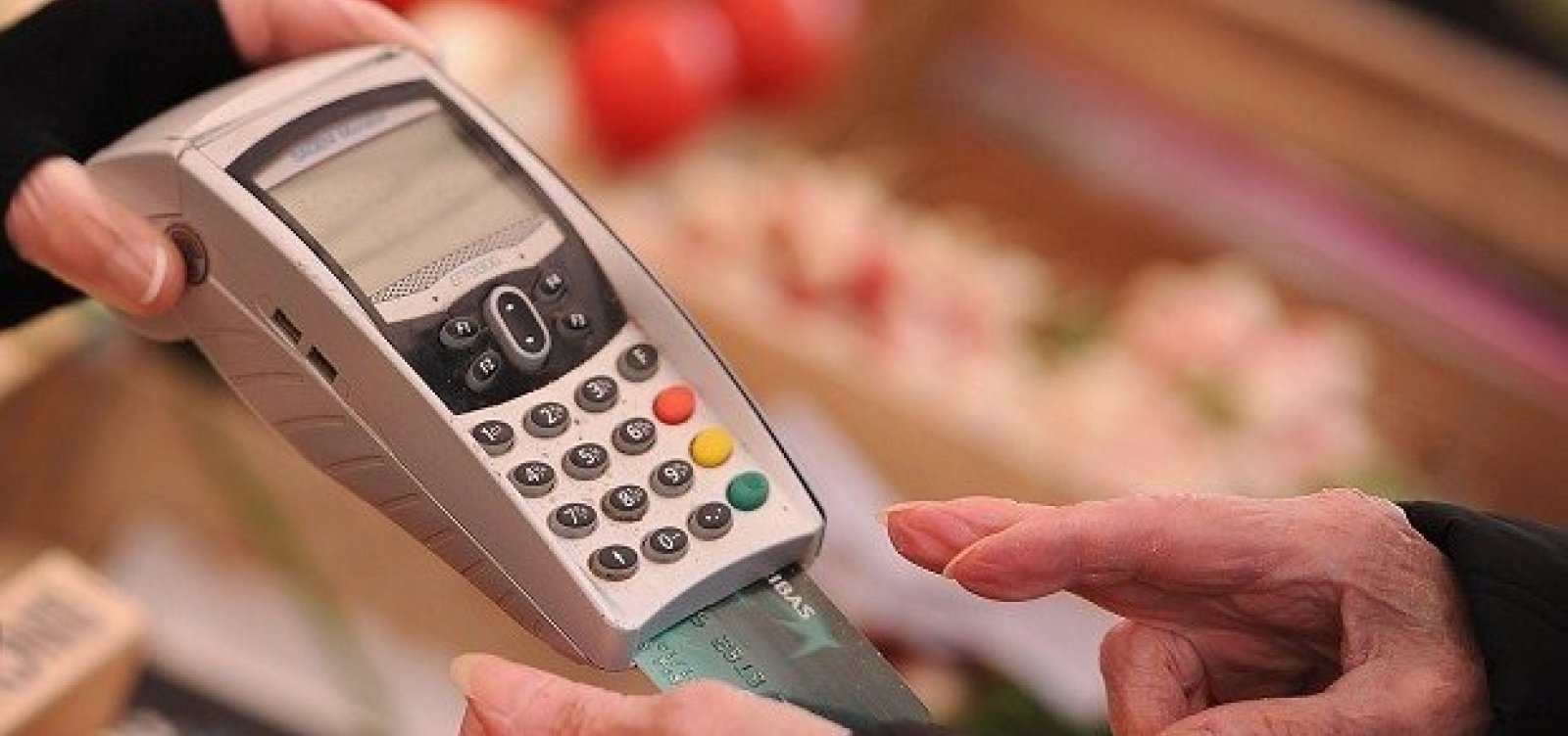 Juros do cartão de crédito chegam a 317% em outubro
