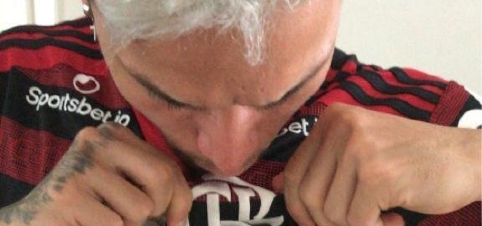 Artur, do Bahia, aparece em foto beijando escudo do Flamengo