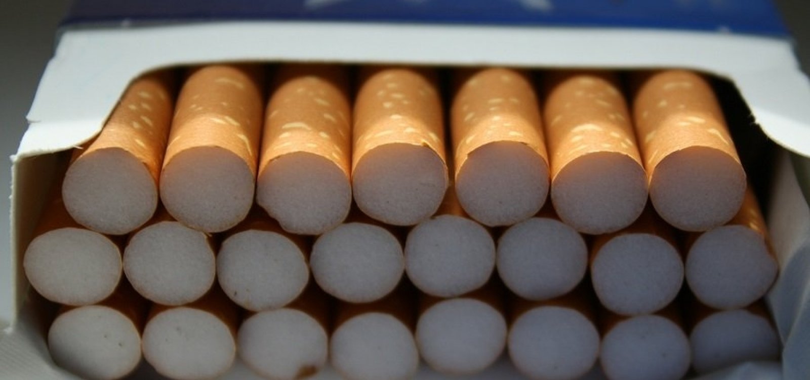 Operação contra fraude na venda de cigarros cumpre mandado em Salvador