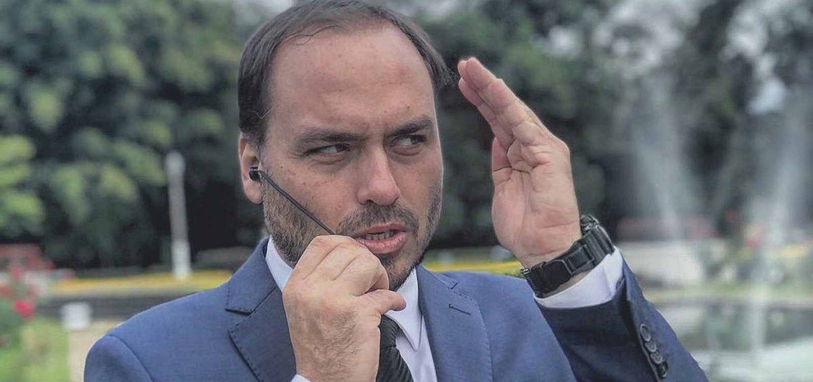 Após virar alvo da CPI das Fake News, Carlos Bolsonaro se desfaz de computador