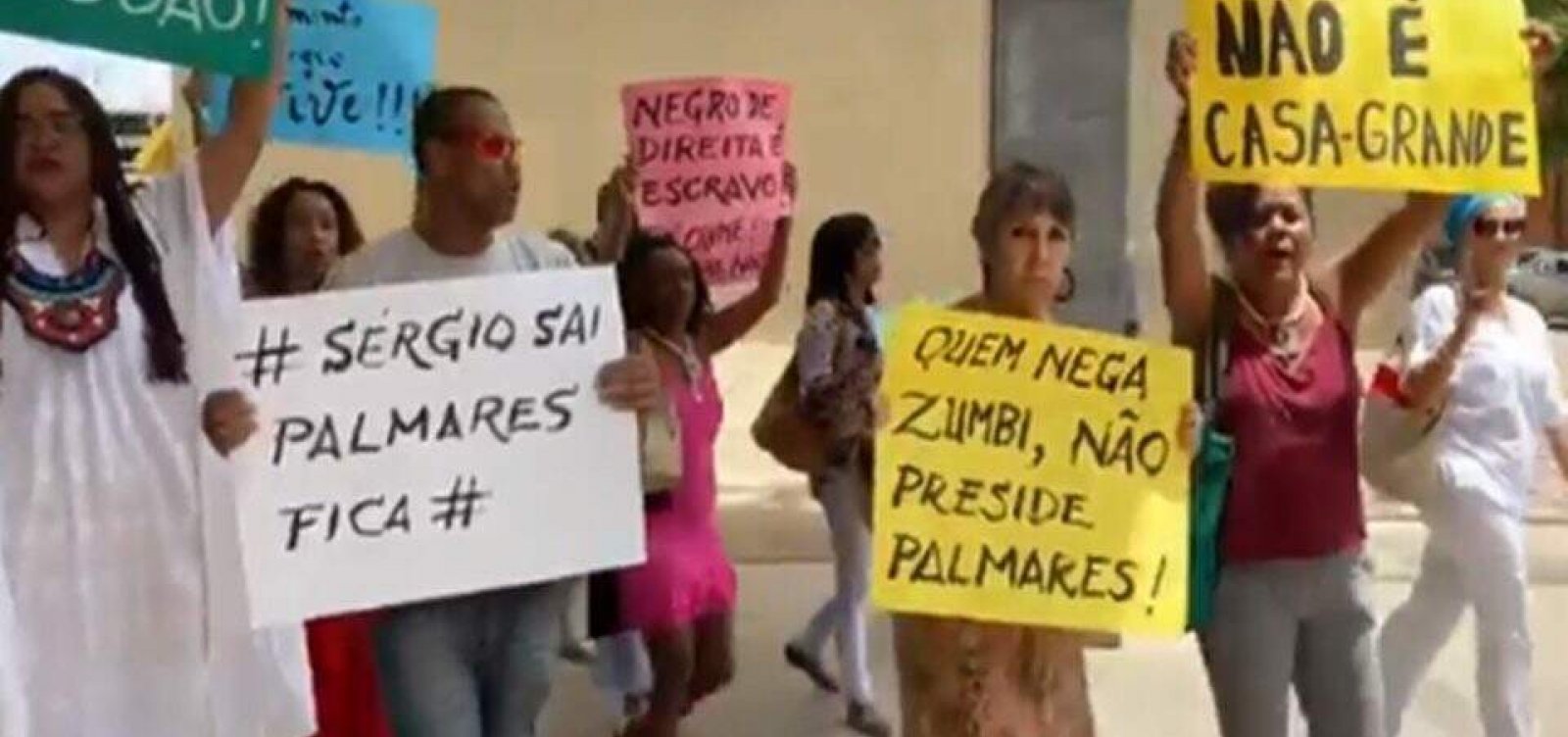 Manifestantes fazem protesto na Fundação Palmares contra novo presidente