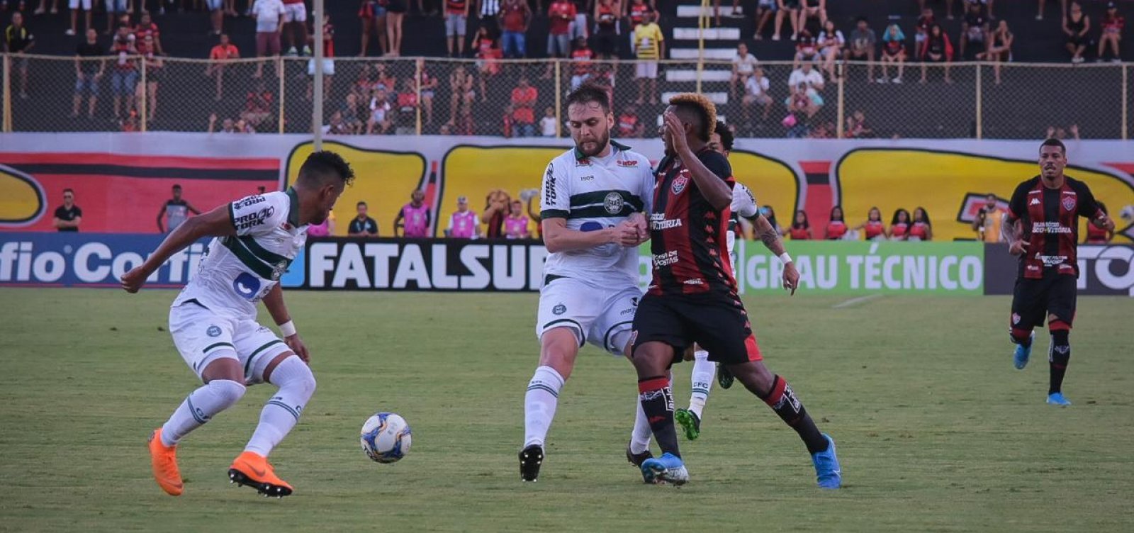 Vitória encerra a temporada com derrota para o Coritiba no Barradão