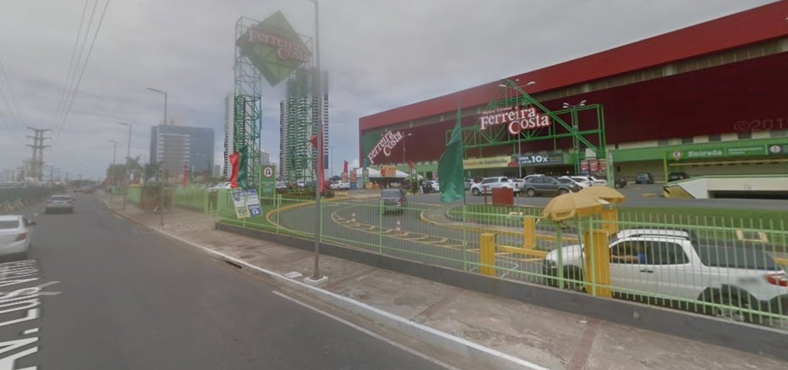 Acidente na Av. Paralela deixa três feridos na madrugada