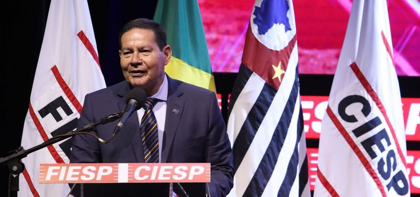 Decisão de Trump reflete tensão em mercado internacional, diz Mourão