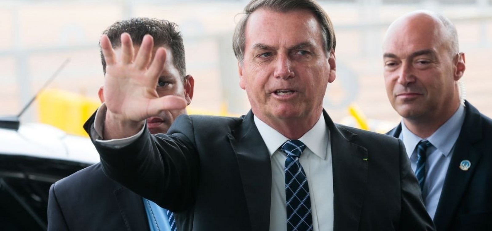 Bolsonaro diz estar 'forçando a barra' com equipe por isenção no IR