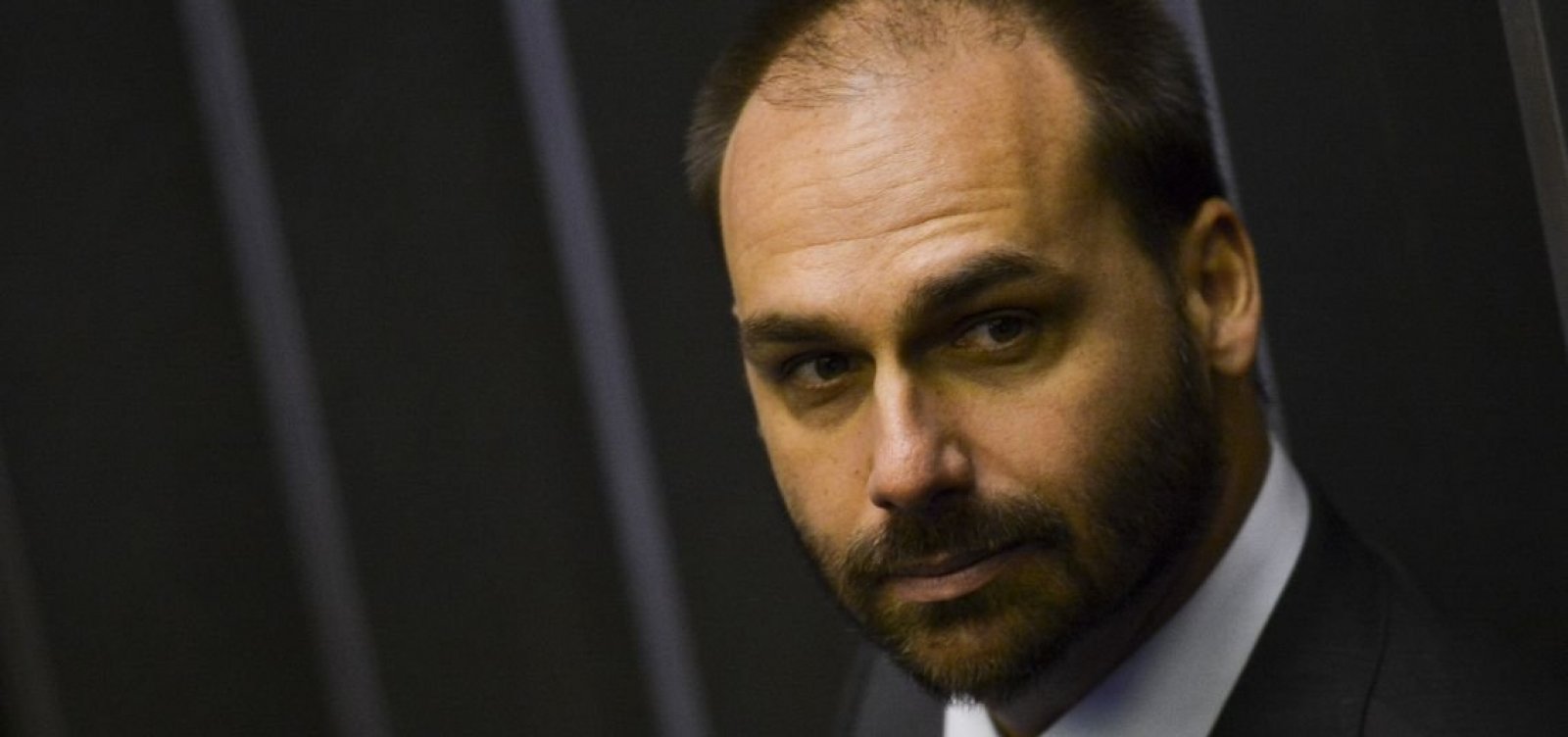 PSL suspende Eduardo Bolsonaro por um ano e pune outros 17 deputados