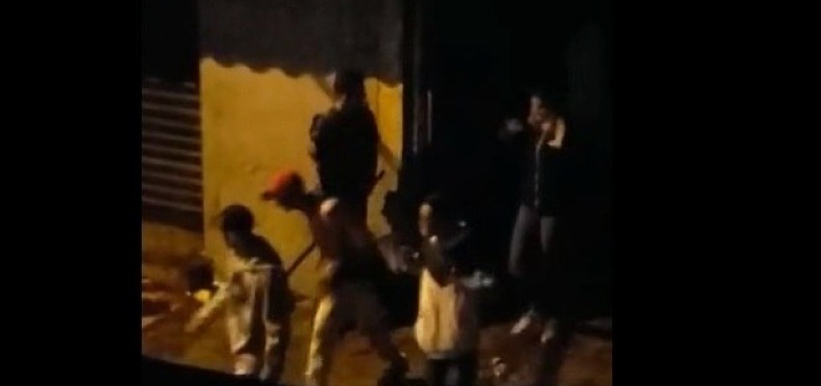 Policial que agride jovens com barra em Paraisópolis foi afastado, diz PM